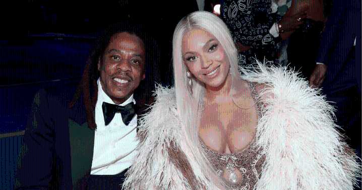 For Fans, Beyonce Is a 'Bombshell' in Her Daring Dress