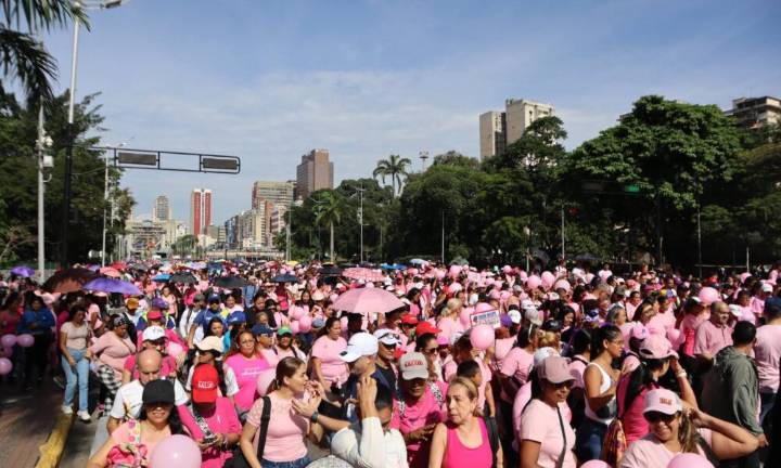 Caminata por el Mes Rosa concientiza sobre el cáncer de mama
