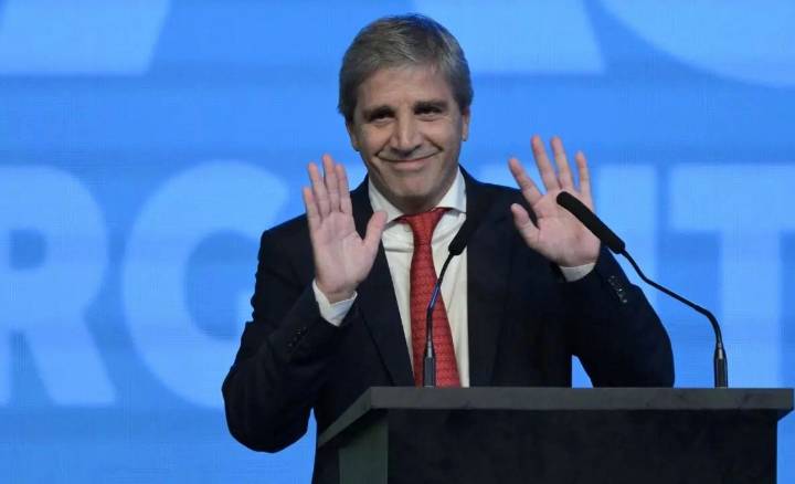 Caputo descartó devaluación y anticipó una reforma laboral
