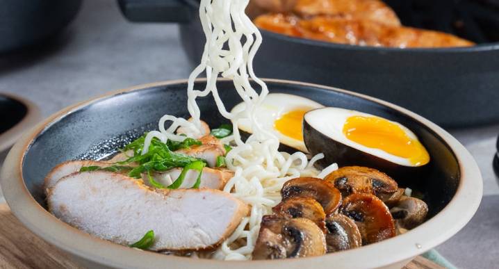 Receta de ramen de pollo y hongos: sabor casero con caldo intenso y toque oriental