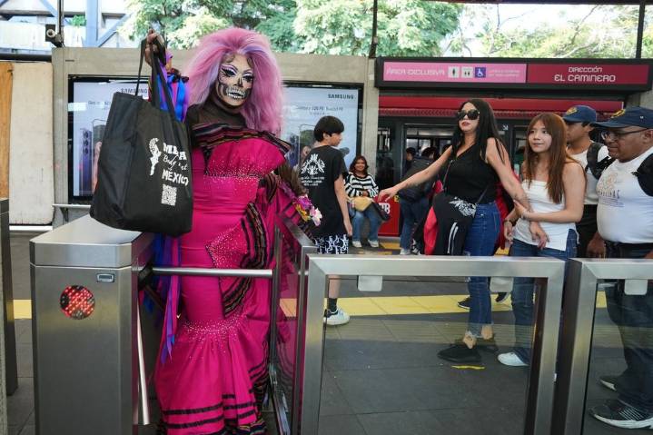 LGBTQ+ collective walks in Mexico City’s Catrinas march in push for visibility