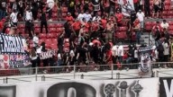Hinchas de Colo Colo se pelean entre sí durante el partido contra Deportes Limache