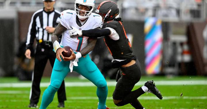 Embattled Dolphins coach Mike McDaniel appears out of answers after falling to 1