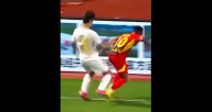 Impactante lesión en el fútbol: jugador se rompió el cuello tras chocar contra una valla publicitaria (VIDEO)