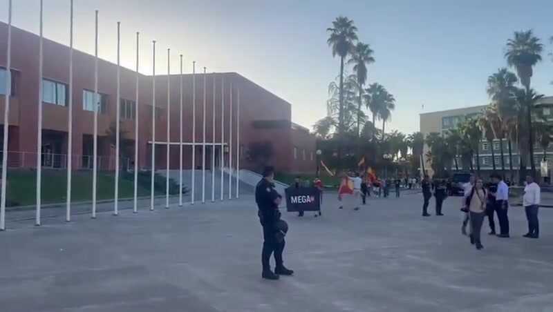 Protestas y vítores reciben a Vito Quiles en la UPO: "Fuera fascistas de Universidad"