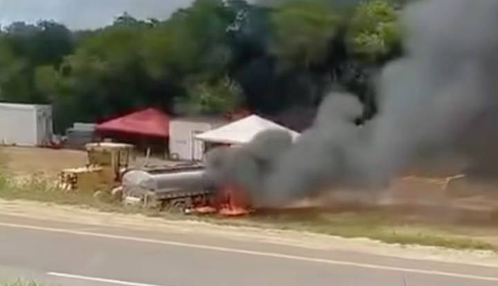 Maquinarias de construcción fueron incendiadas en plena vía entre El Carmen de Bolívar y Plato, Magdalena