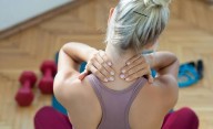 5 posturas de yoga para aliviar el dolor cervical