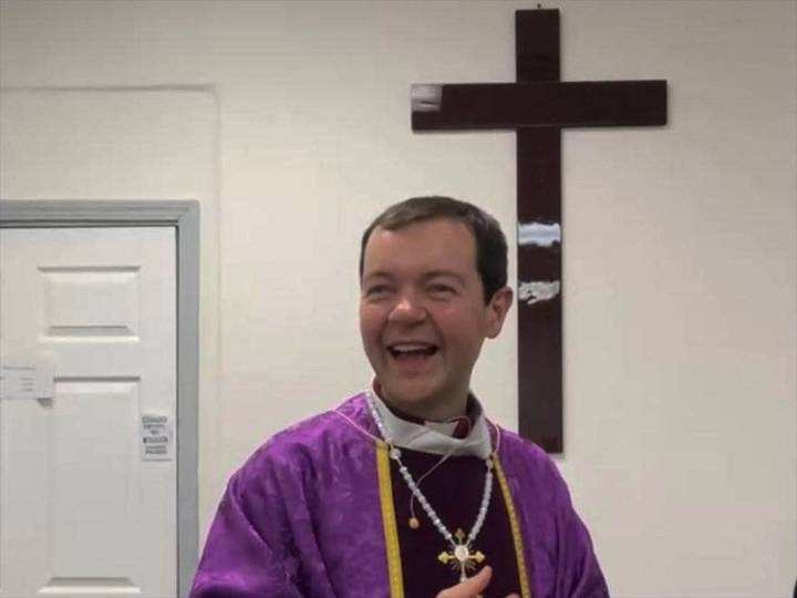 Aunque le pongas Matthew, se nota el nopal en la frente: padre en bautizo
