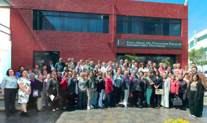 Reciben 150 adultos mayores su credencial que los acredita como alumnos de la UATx