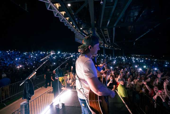 Country star sang along to own song in police car, arrest video reveals (watch)