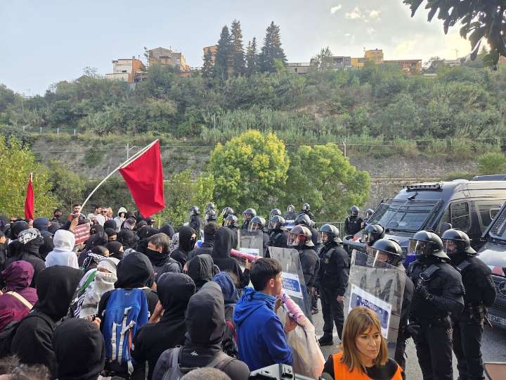 La Policía carga contra los cientos de manifestantes concentrados ante el Roig Arena ante la presencia del Hapoel Tel Aviv, rival del Valencia en la Euroliga
