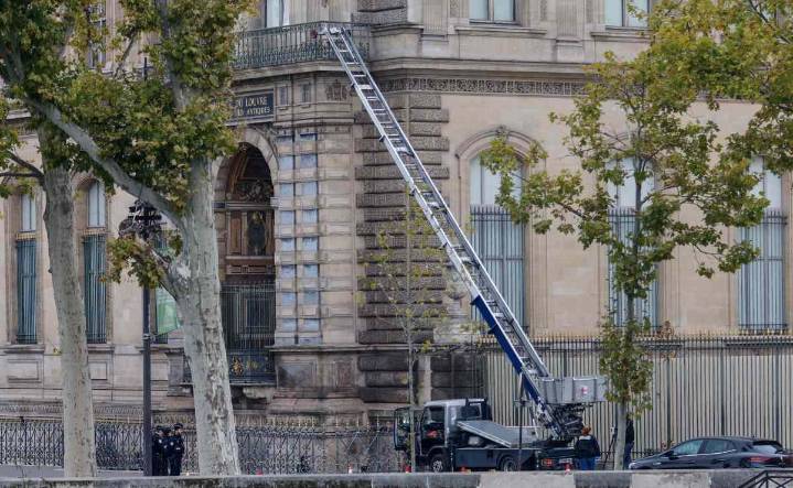 VIDEO: Así huyeron los ladrones del Louvre tras robar joyas de la corona  de Francia