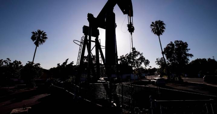 Debido a exceso de oferta en petroleo en el mercado, el precio del crudo baja, marcando jornada de cuatro días consecutivos en Estados Unidos