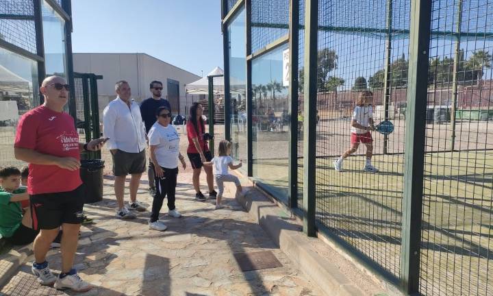 El campeonato de pádel de menores de los JDG reúne a las jóvenes promesas en las pistas de Torrecilla