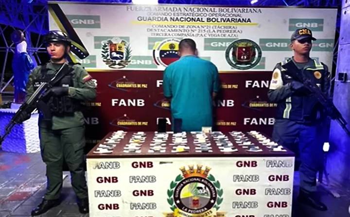 ¡Increíble detención! Capturan a individuo con 67 dediles de droga ocultos en su estómago.