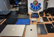 La Ertzaintza desarticula un grupo criminal que vendía móviles y aparatos electrónicos robados y recupera más de 300 dispositivos
