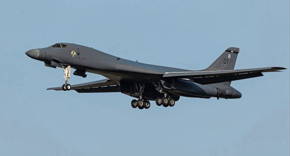 Bombarderos y cazas de Estados Unidos vuelan cerca de Caracas