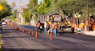 ‘Toño’ Astiazarán supervisa trabajos de mantenimiento en calle Olivares en Hermosillo