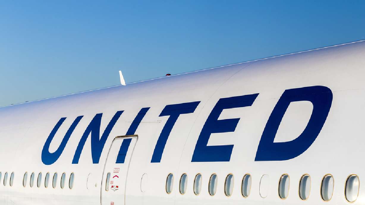 Weather balloon may have cracked windshield of United jet that detoured to Salt Lake City