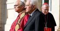 El papa insta a Italia a mantenerse abierta a los migrantes durante visita al palacio presidencial