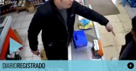 La reacción del dueño del súper chino cuando notó que un cliente se quería robar mercadería