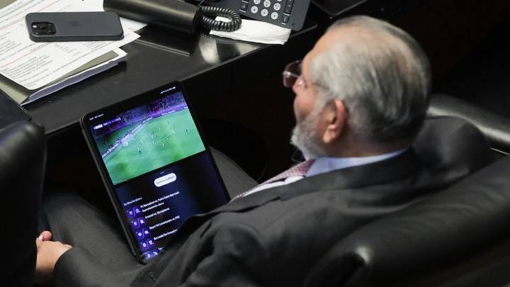 Adán Augusto López ve el futbol mientras comparece el secretario de Hacienda (Video)