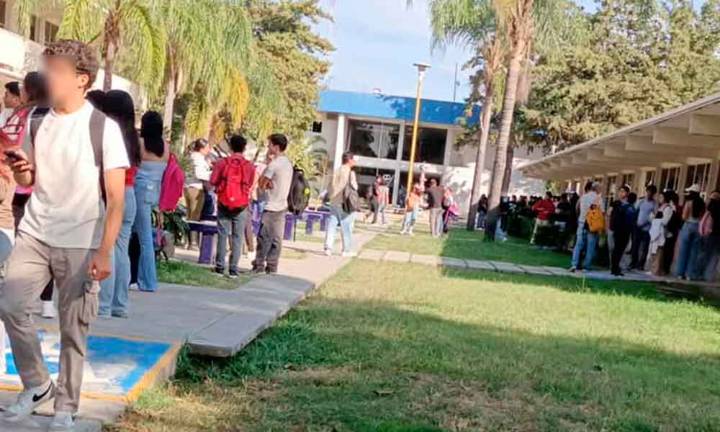 ESTUDIANTES DEL TEC DE LEÓN INICIAN PARO INDEFINIDO; EXIGEN RENUNCIA DE LA DIRECTORA