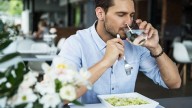 Beber agua durante las comidas es saludable, pero podrías estar cometiendo este error