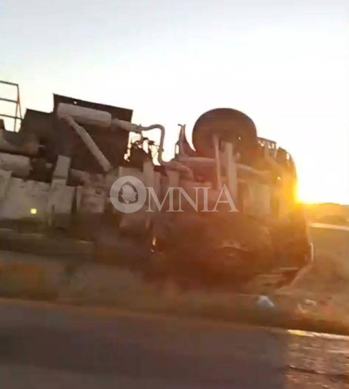 Volcadura de pipa provoca cierre en la carretera Juárez