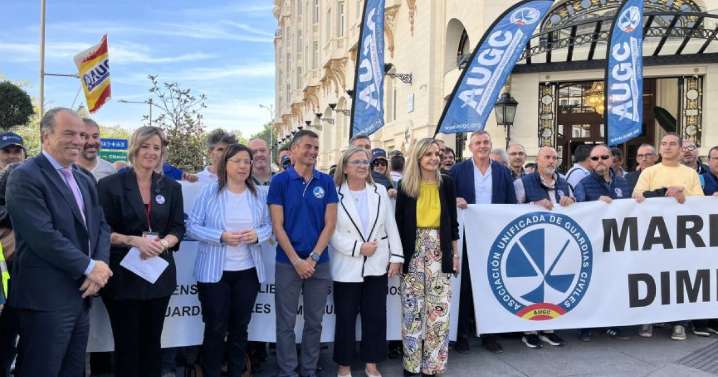 Guardias civiles se manifiestan frente al Congreso para pedir la dimisión de Marlaska por ningunearles