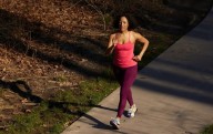 Caminar es bueno para ti. Caminar hacia atrás puede aumentar los beneficios