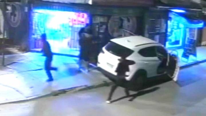 "Se llevaron hasta los cuadernos de mi hija": Video muestra violento robo de vehículo a mamá e hija adolescente en Conchalí