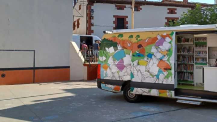 La biblioteca sobre ruedas que conecta a los pueblos de Tierra Estella con la lectura: "Resérvamelo para cuando ella lo deje"