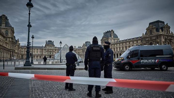 Un robo de joyas de “valor incalculable” obliga a cerrar el museo del Louvre de París