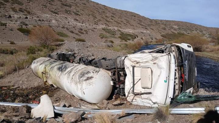 Vuelco en la Ruta 242: Un camionero resultó herido y se investiga un posible derrame de aceite