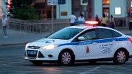 Policías de Rusia obligan a hacer lagartijas a asistentes de centro nocturno tras operativo
