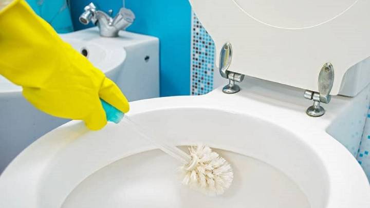 Sarro y suciedad incrustada fuera: la receta casera que funciona de maravilla para limpiar el inodoro