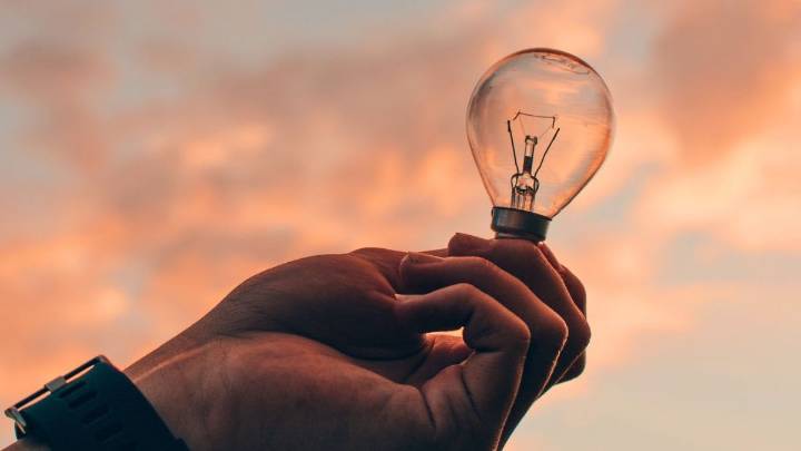 El afortunado que tenga un foco de luz en casa tiene un tesoro: transfórmalo en un difusor aromático