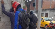 Arrestaron a dos personas armadas