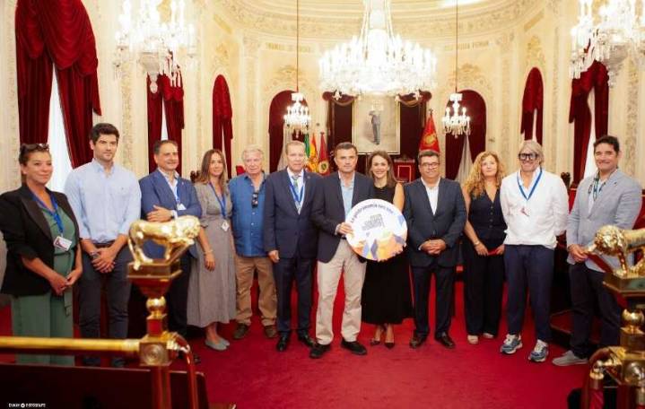 El Ayuntamiento acoge un homenaje a los hosteleros gaditanos en el Día de la Hostelería