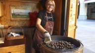La castañera de los Porches: "En Navidad están Papá Noel, los Reyes Magos y luego yo"