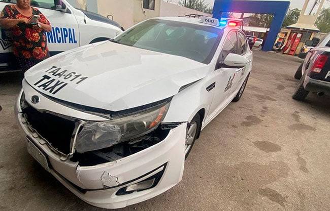 Se impactan dos taxis en Acuña