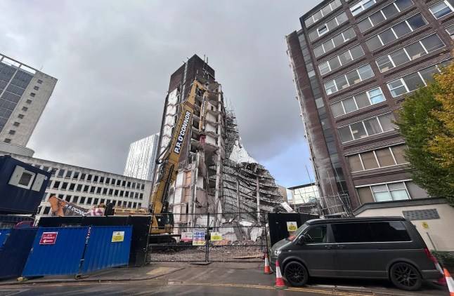 Building collapses in Manchester city centre forcing hundreds to evacuate