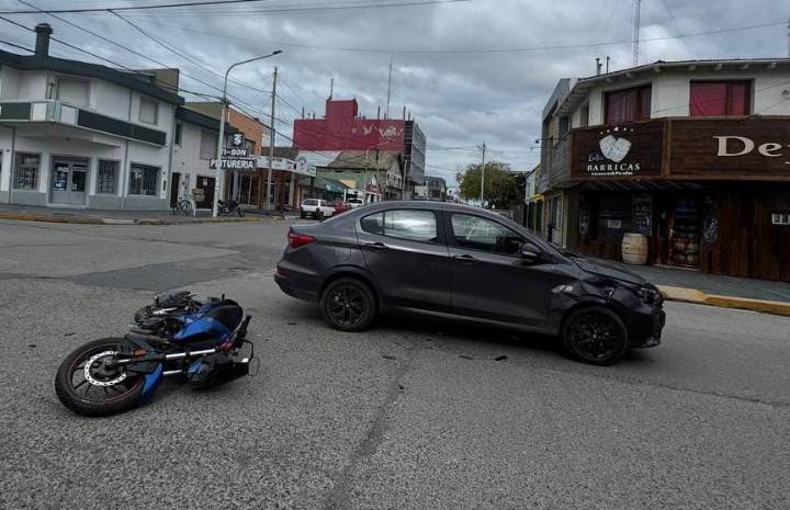 Una moto colisionó con un vehículo