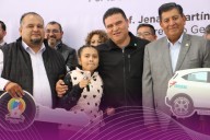 SMSEM entrega 125 autos a maestros del Edoméx