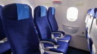 Un pasajero paga extra para estirar las piernas pero no contaba con la familia de curiosos: "Se quedaron allí todo el vuelo"