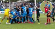¡INSÓLITO! Árbitro expulsa a siete jugadores tras brutal pelea