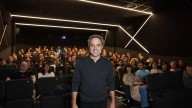 El público ovetense piropea la última película de Daniel Guzmán: "Se necesitan tontos como tú en el mundo del cine"