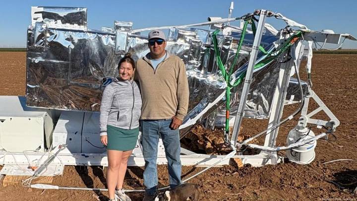 Mujer en Texas presencia caída de objeto espacial en terreno agrícola