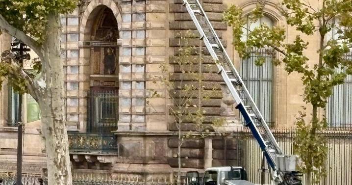 Thieves steal crown jewels in 4 minutes from Louvre Museum